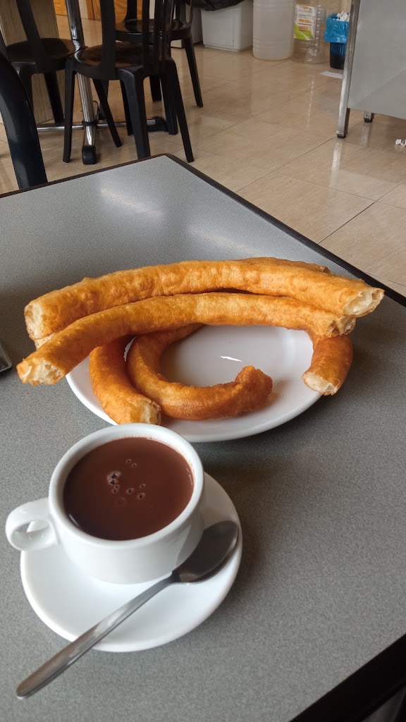 Churreria Cafeteria El Tomate — Comida y bebida
