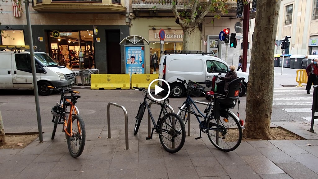 Aparcabicis a prop carrer Sant Pere — Videos