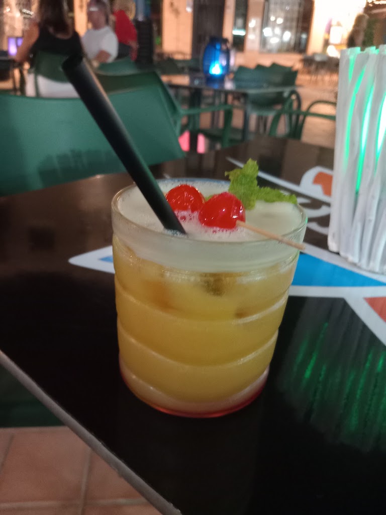 Mai Tai Bar — Comida y bebida