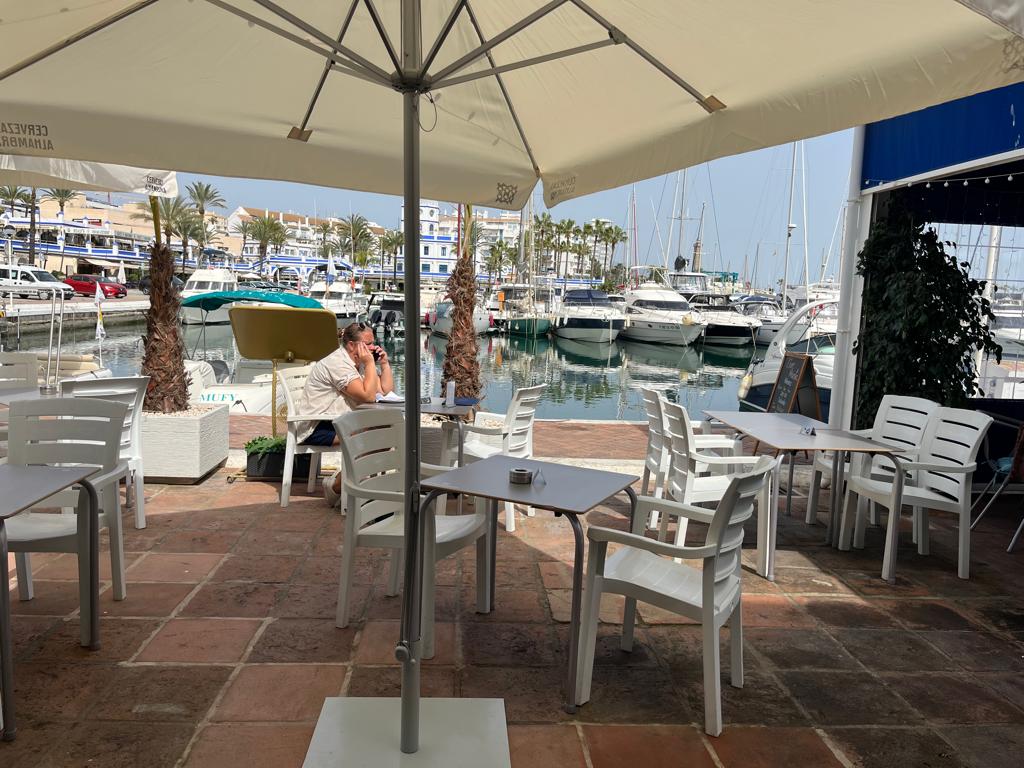 El Greek del Puerto — Ambiente