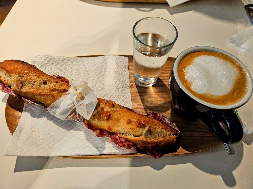 Nim Cafe — Comida y bebida