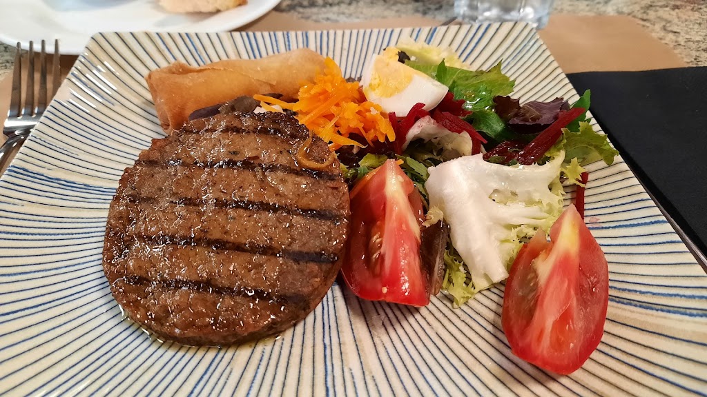Benito Cash Restaurante Almeda — Comida y bebida