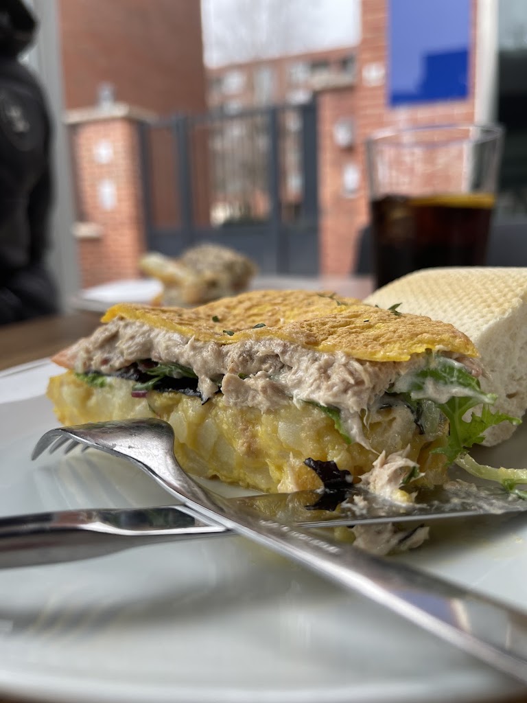 CAFE BAR MORGAN — Comida y bebida