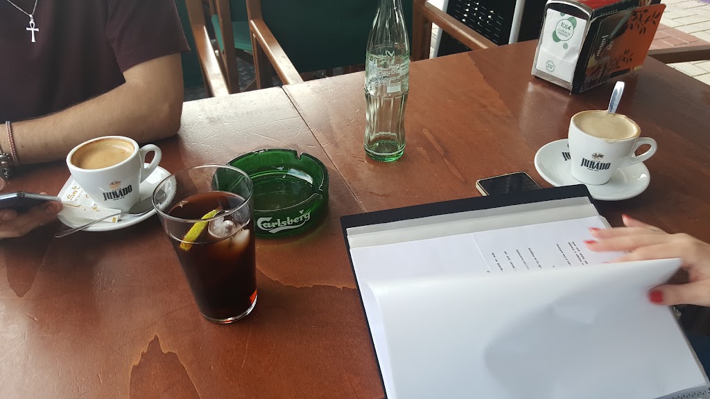 Kache Pool Bar Pro — Comida y bebida