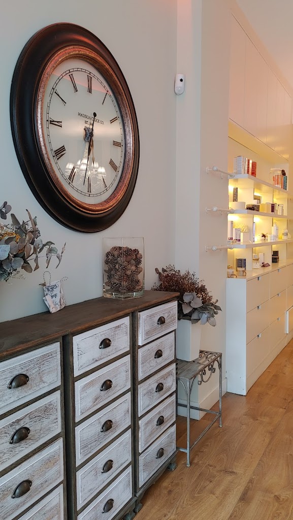 Mom Salon S.L.