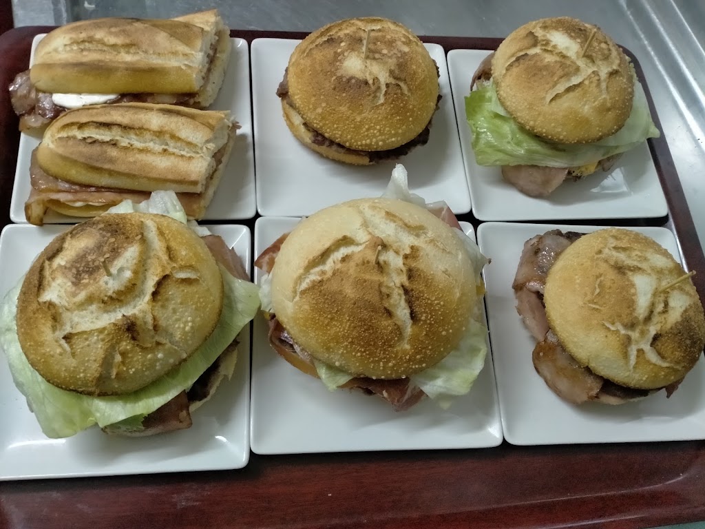Hamburgueseria Cohiba — Comida y bebida