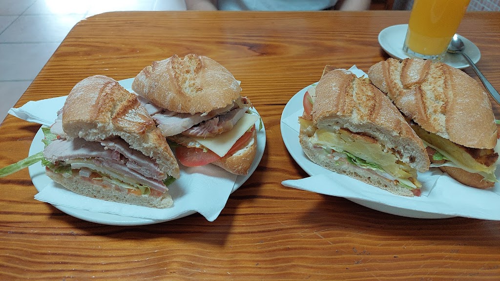 Bar Cafe Alex — Comida y bebida