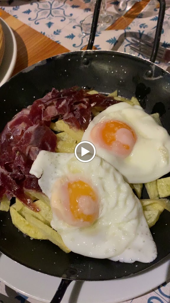 Bar La Catedra Tapas y Vinos — Comida y bebida