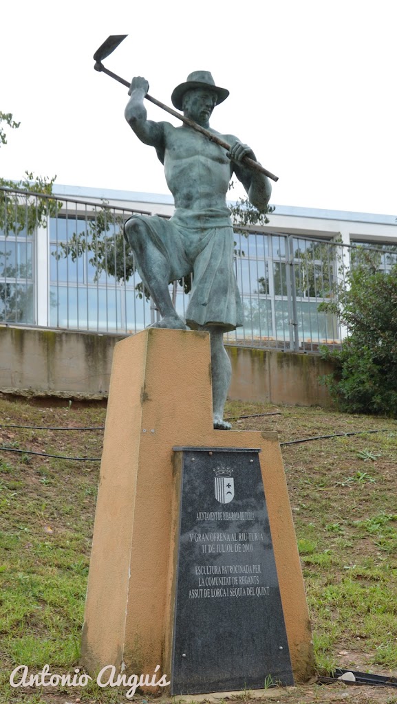 Estatua de ofrenda al rio Turia