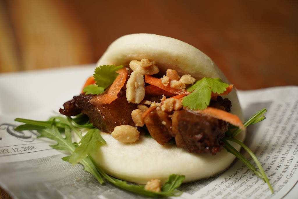 Whanau Smoked & Craftbeer — Comida y bebida