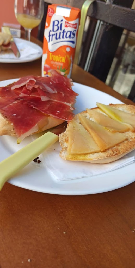 Bar El Reloj — Comida y bebida