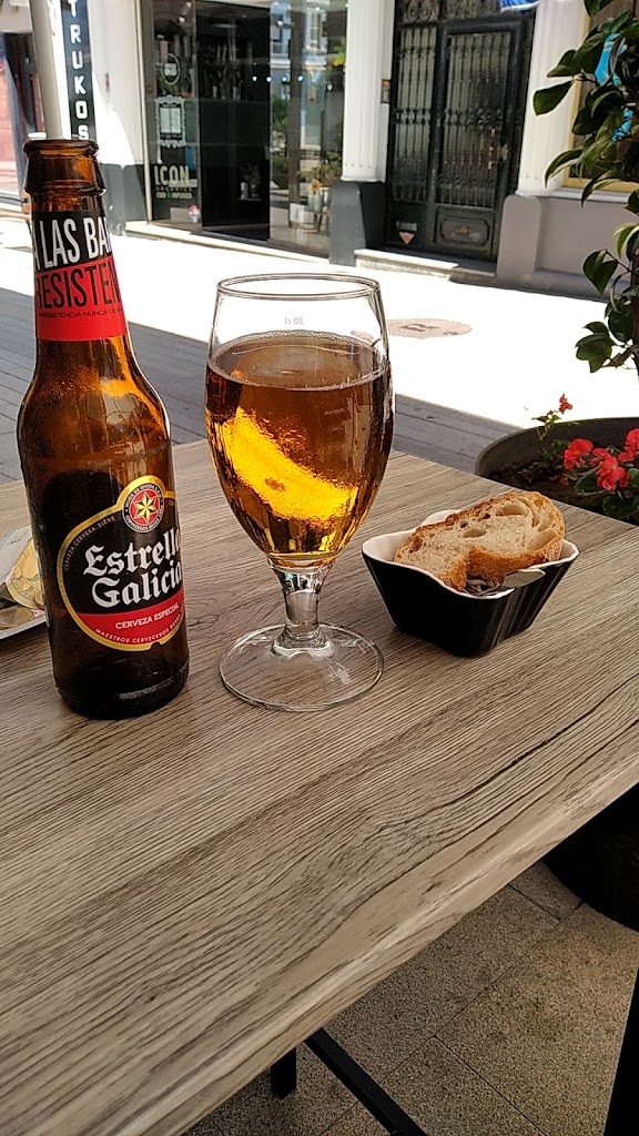 Cafeteria Liceo Maritimo de Ribeira — Comida y bebida