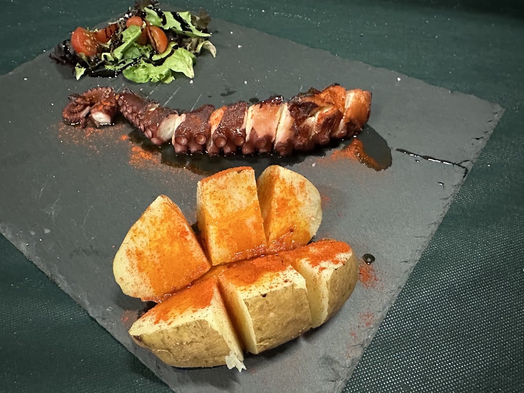 Tierra y Mar Dos Hermanas — Comida y bebida