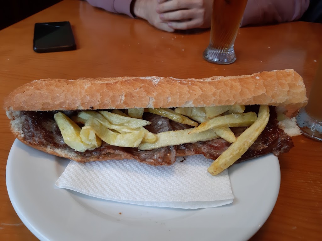 Cerveceria al punto — Comida y bebida