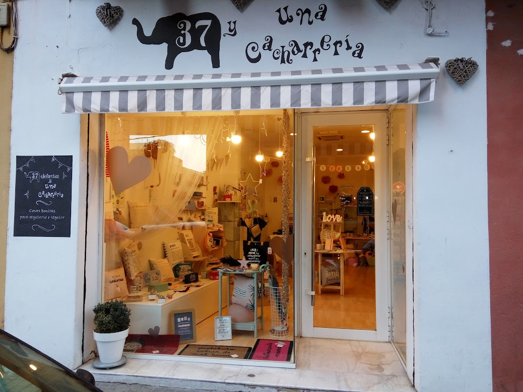 37 Elefantes y Una Cacharreria