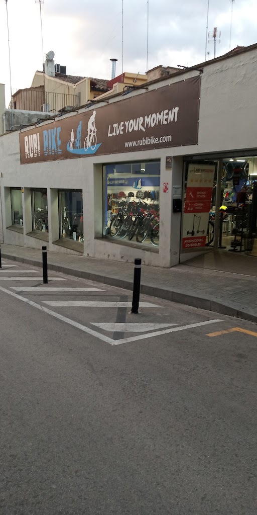 RubiBike - Venta y reparacion de bicicletas y patinetes en Rubi — Exterior