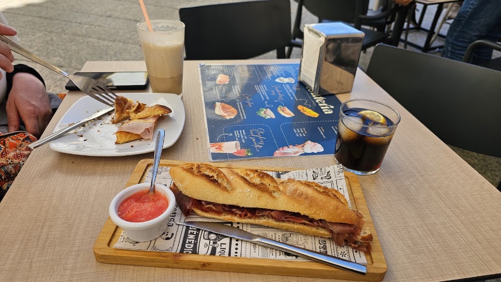 Cafeteria- Licoreria Tonteria — Cafe