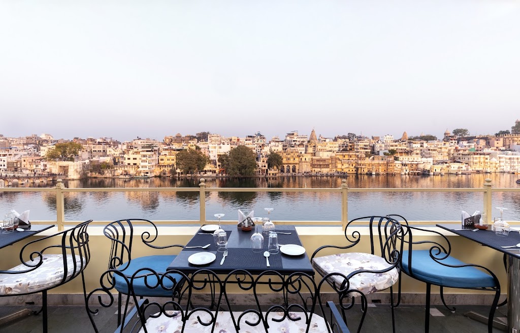 Hotel Sarovar A Boutique Lake Facing Hotel On Lake Pichola