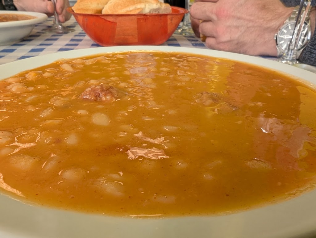 Bar Oti — Comida y bebida