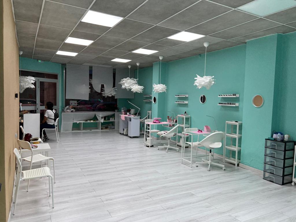 Con Unas y Pestanas Beltran y Nouche — Interior