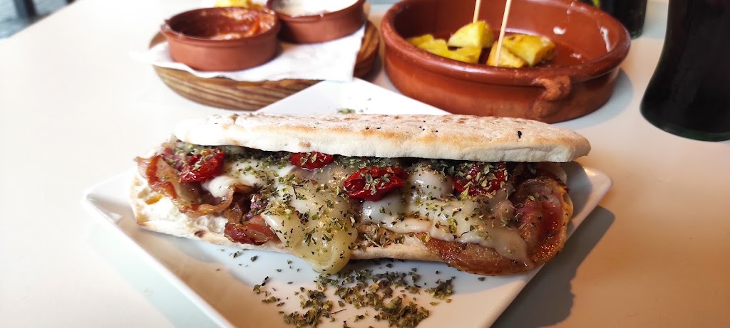 Cal Nosh, ex-Cal Pitu — Comida y bebida