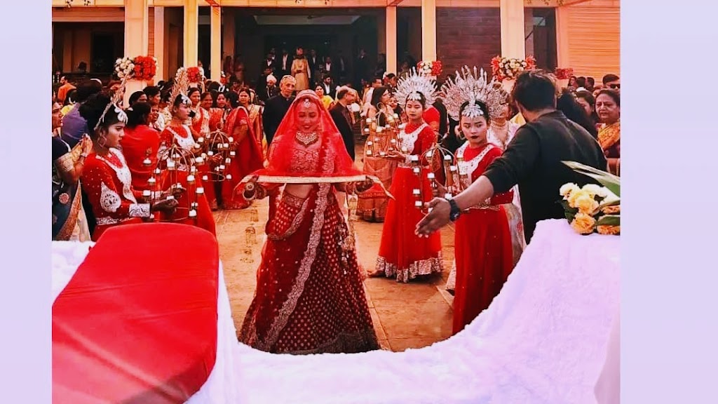 Sciissors Comb Best Beauty Salon Bridal Salon For Makeup