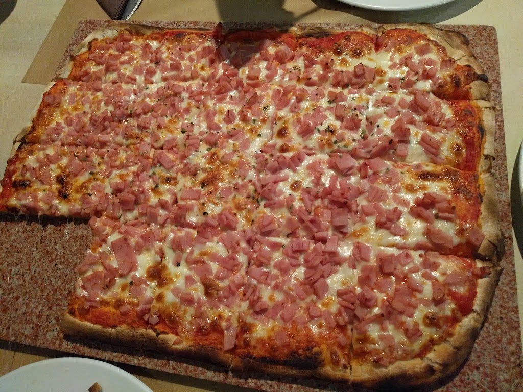 Pizzeria Juventud Naron — Pizza