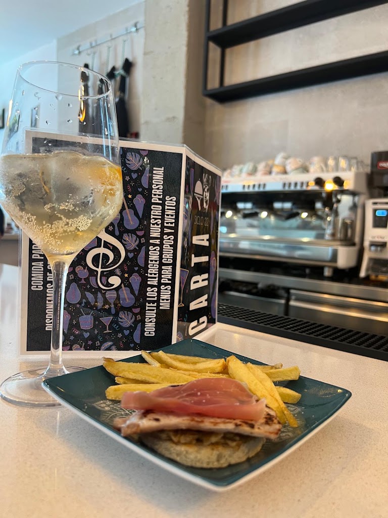 Restaurante Siglo 22. Desayunos, Raciones, Comida casera. — Comida y bebida