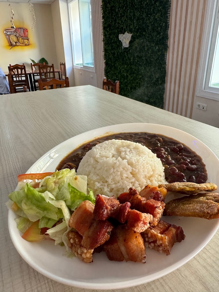 Restaurante Mi Tierra Latina — Comida y bebida