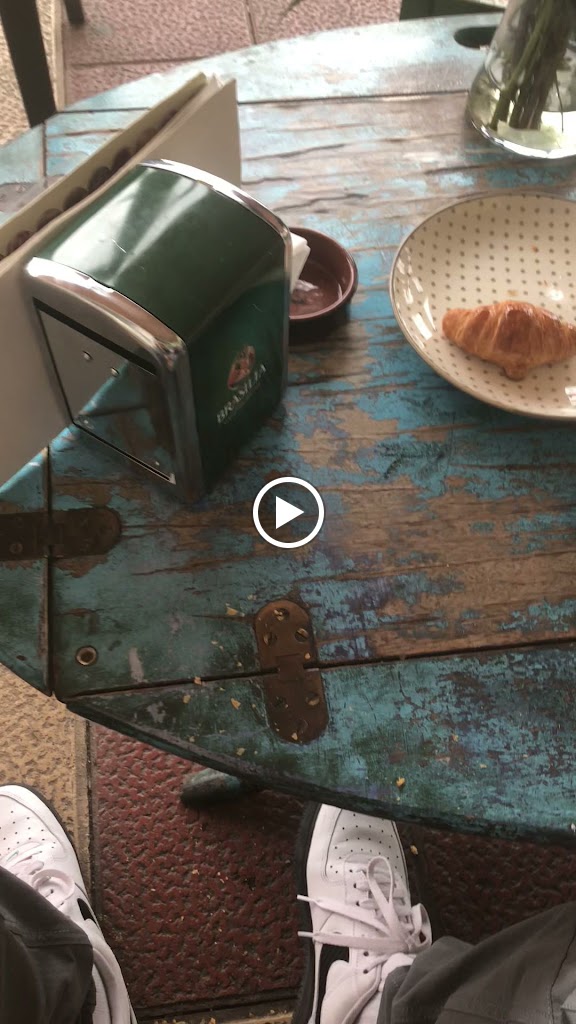 Moments Floristeria Cafeteria — Videos