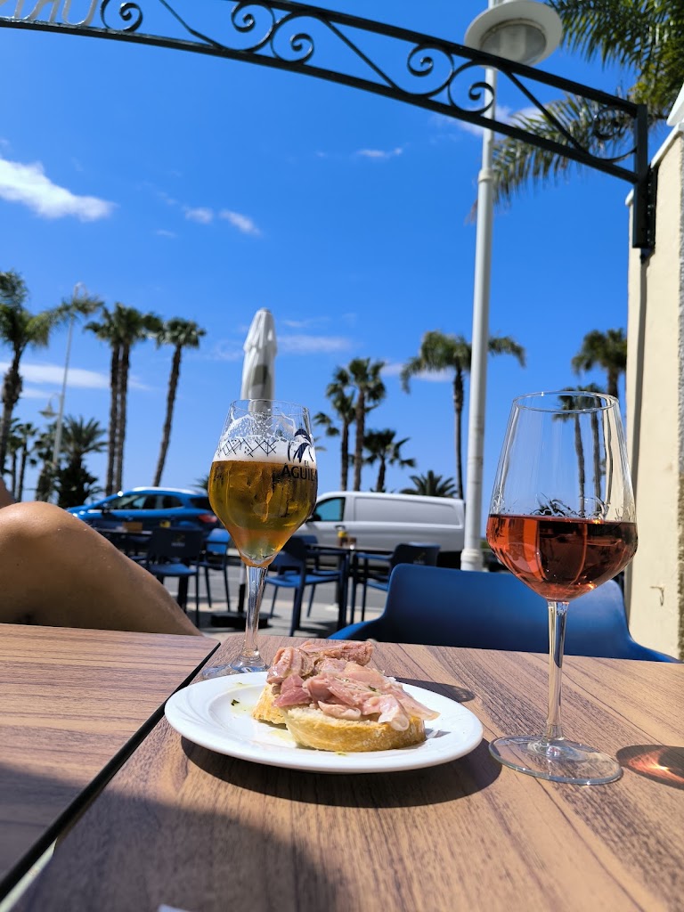 El Fenix Cerveceria — Comida y bebida