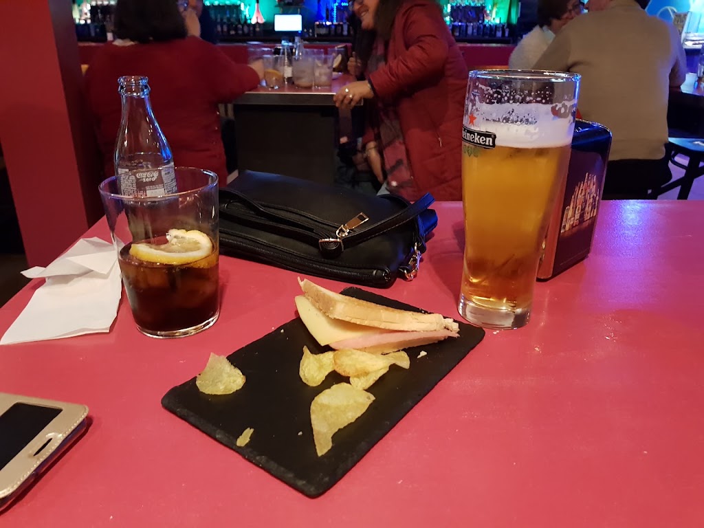 Sala Stones Shisha Lounge — Comida y bebida