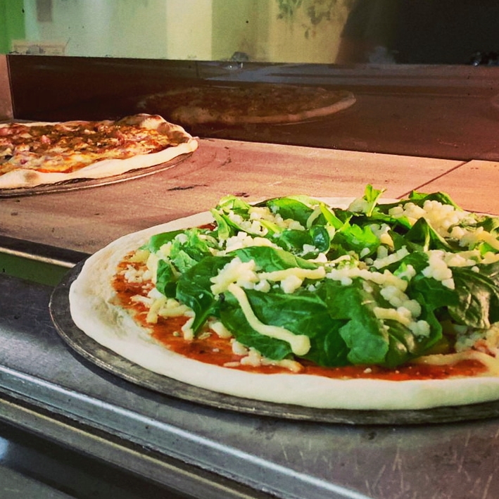 Pizzeria Ten — Comida y bebida