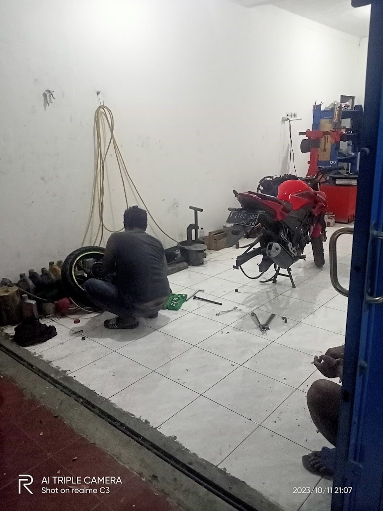 Bengkel BERKAH ILLAHI MOTOR (tambal ban motor mobil,tip top,ganti oli mobil & sepeda motor,tubles)