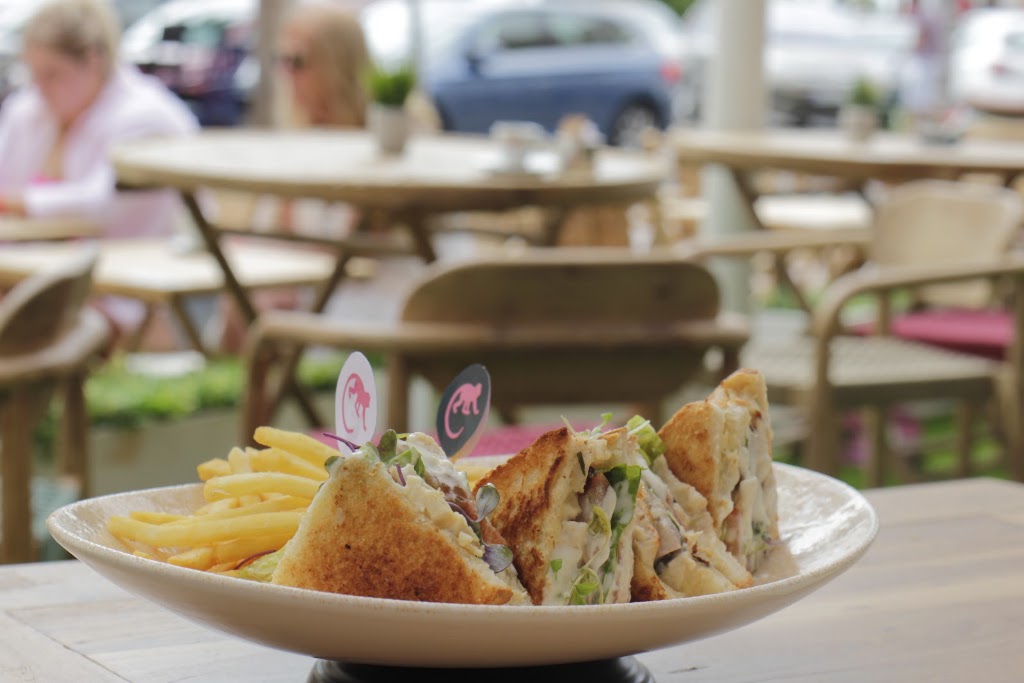 Monkey Beach Restaurant & Lounge Bar — Comida y bebida