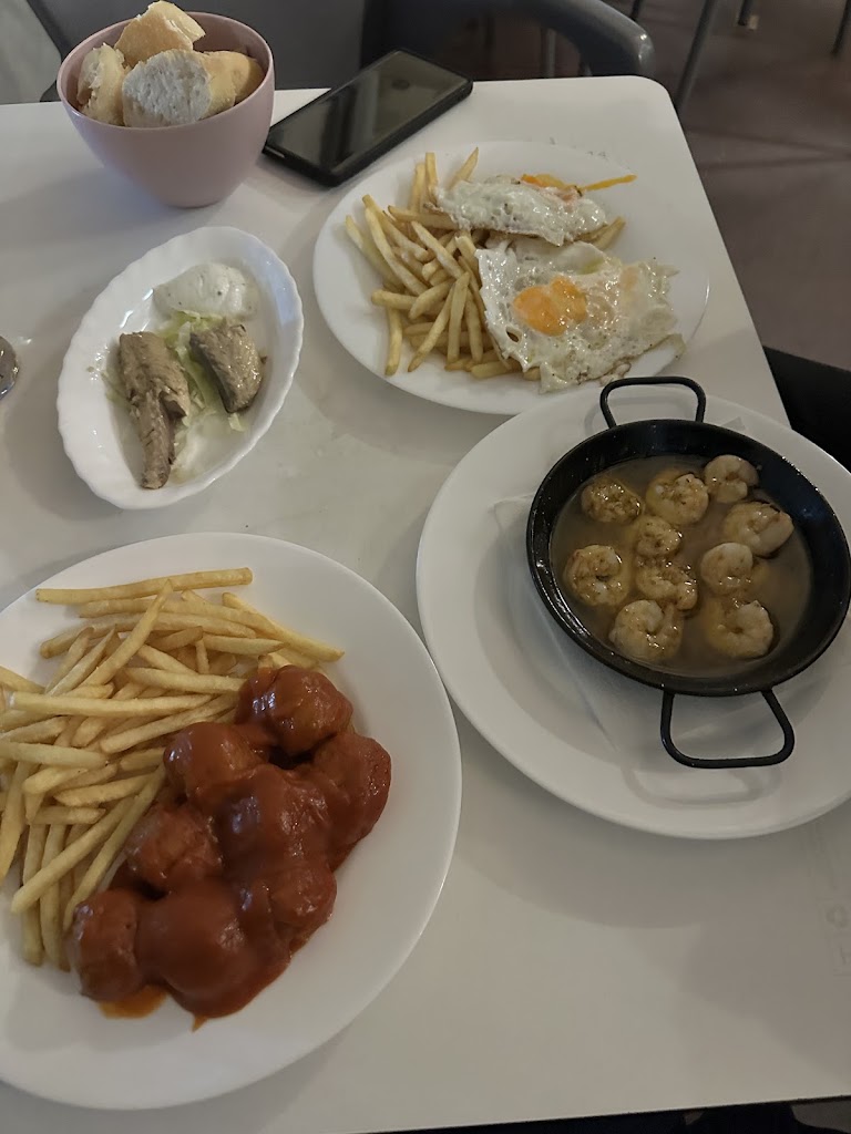 Cafe Bar El Gamonal — Comida y bebida