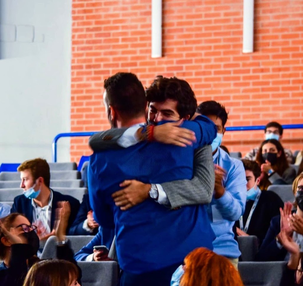 Comunicate: Club de Debate de la Universidad Complutense de Madrid — Del propietario