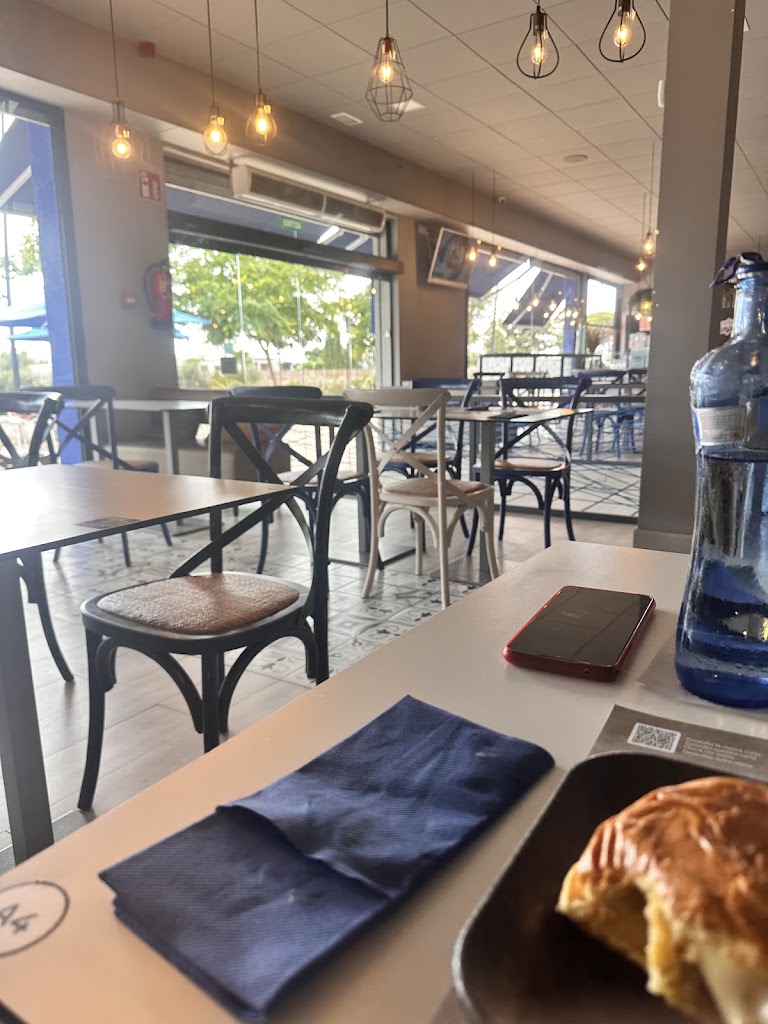 Simpatia & Friends Gastrobar by htopgroup — Comida y bebida