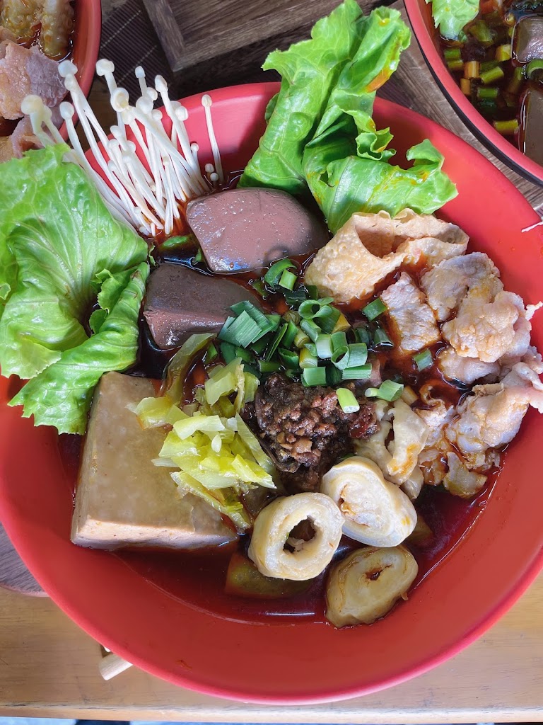 新記小吃晚餐宵夜 麻辣鴨血臭豆腐 鍋燒麵 切仔麵 肉燥飯 黑白切 的照片