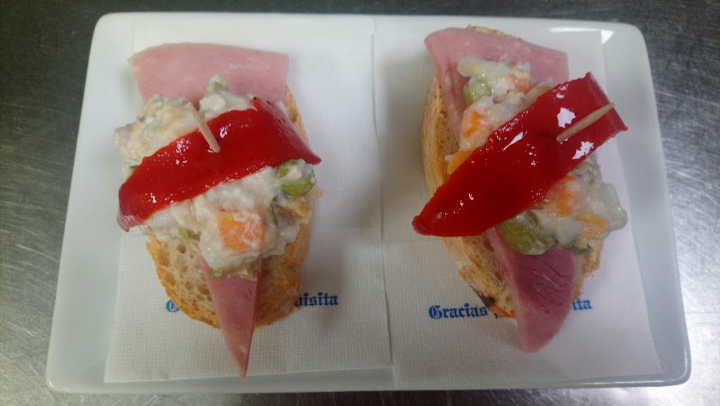 Yuste Cafeteria — Comida y bebida