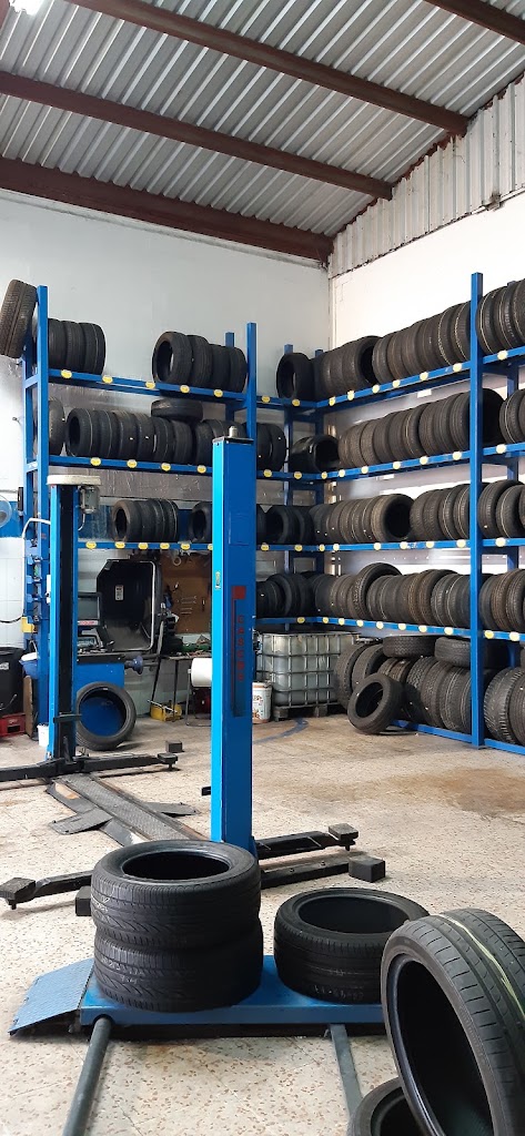 Neumaticos De Ocasion Felix Vargas — Interior