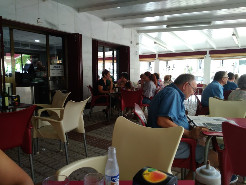CAFETERIA CHURRERIA TAPERIA EL ANDEN — Ambiente