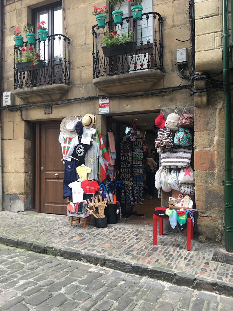 Pinpilinpauxa Souvenirs Hondarribia