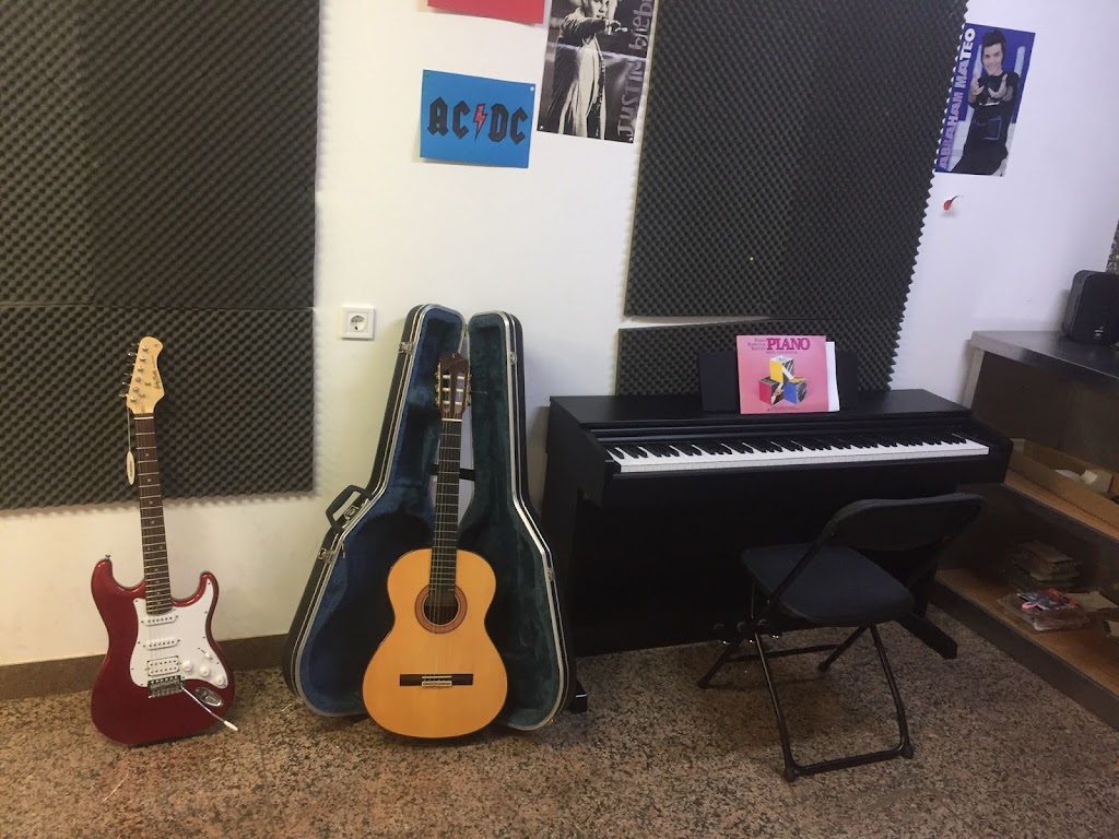 A&A Escuela de idiomas, Musica y refuerzo — Del propietario