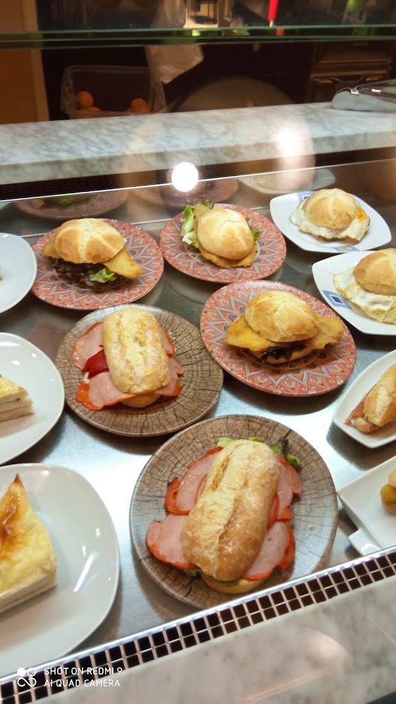 Cafeteria Noega — Comida y bebida