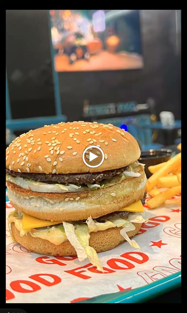 Paris Street Food & Bar Lounge — Comida y bebida
