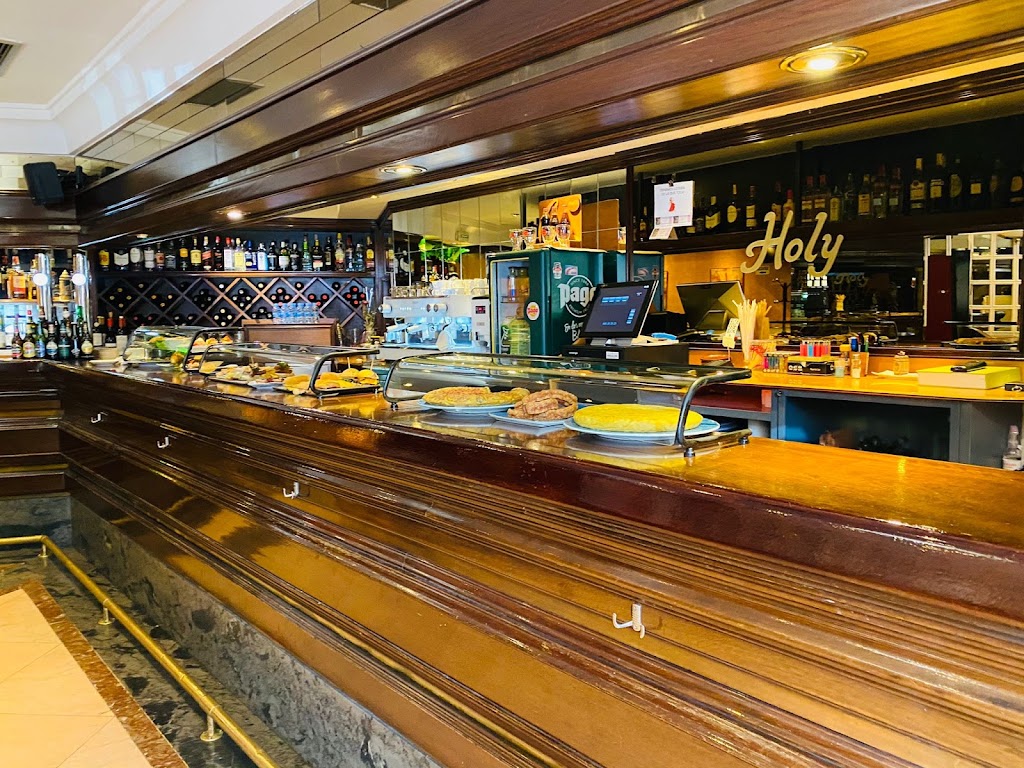 Holy Cafe-Bar — Ambiente