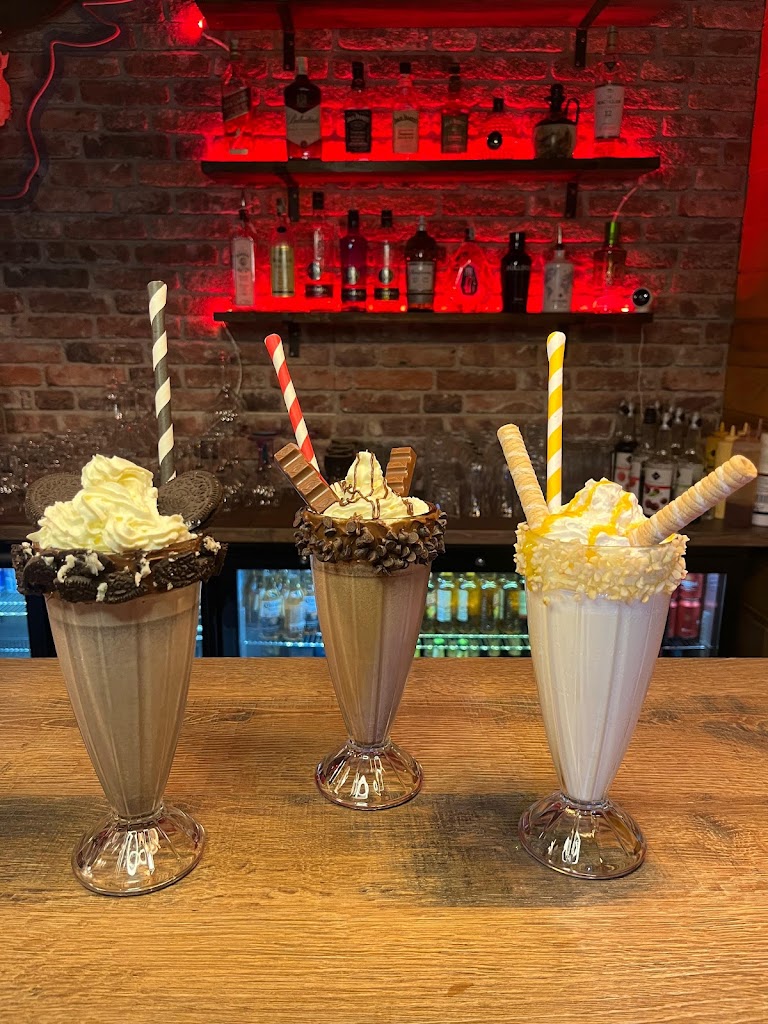 Alabama Cocktail Bar — Comida y bebida