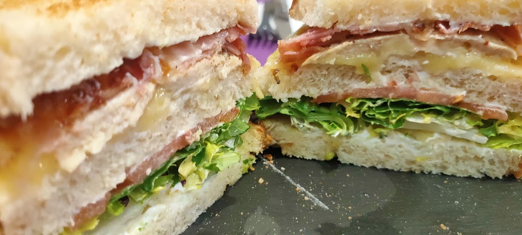 Cafe Bar Pernet Food&Darts — Sandwich de pollo