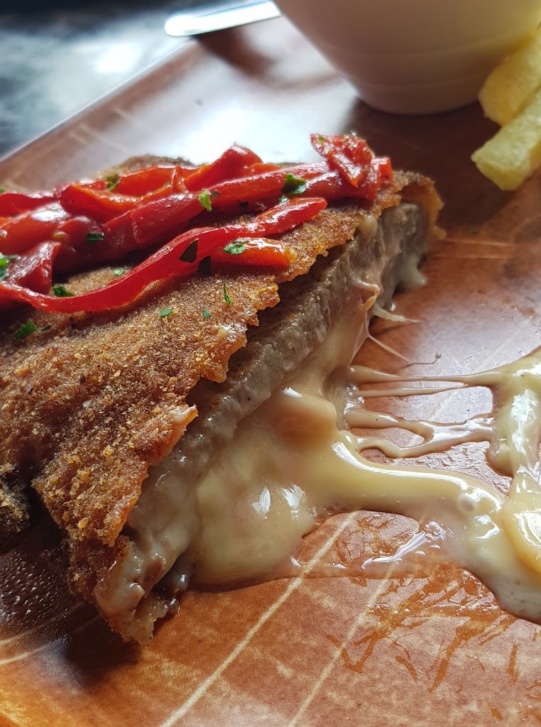 El Cochino Cojo — Comida y bebida